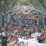 Multitud de personas marchando en una manifestaci&oacute;n antiturismo en Mallorca.
