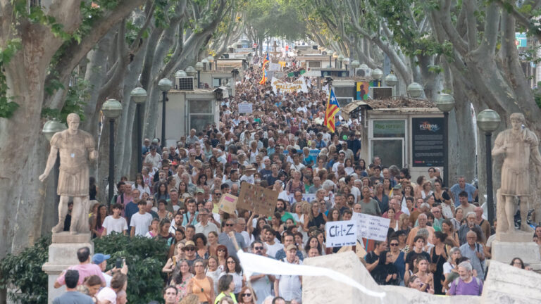 Multitud de personas marchando en una manifestaci&oacute;n antiturismo en Mallorca.