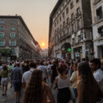 Multitud de personas en una manifestación antiturismo en Mallorca al atardecer