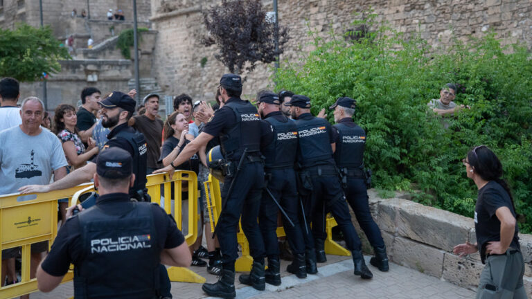 Polic&iacute;a nacional en la manifestaci&oacute;n antiturismo en Mallorca