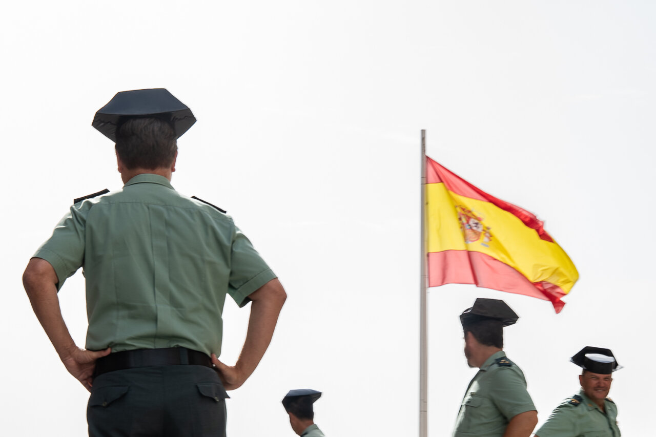 Agentes de la Guardia Civil en Baleares con bandera española