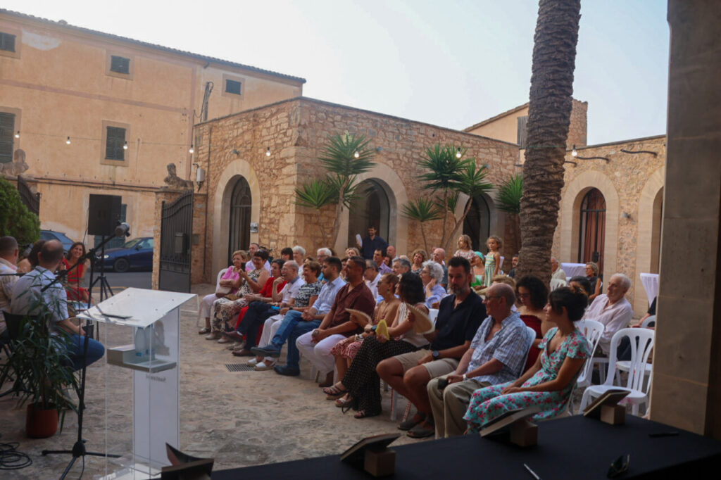 Asistentes a la presentación de los Premios Literarios en Santanyí
