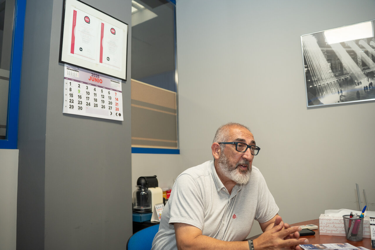 Rafael Sotomayor hablando sobre puertas automáticas en su oficina