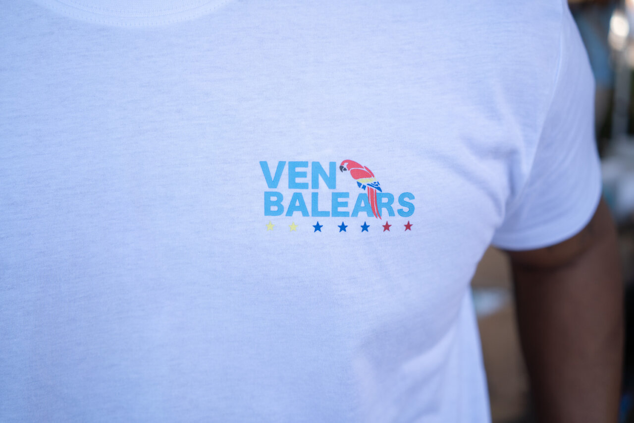 Camisa blanca con el logo de Ven Balears en la recogida de ayuda