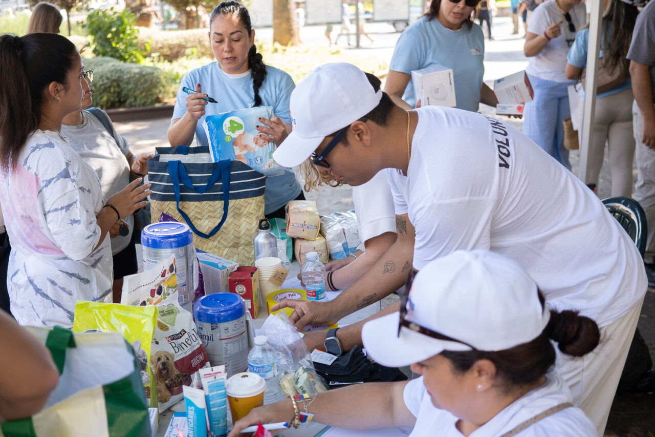 Voluntarios organizando donaciones para víctimas del terremoto en Venezuela