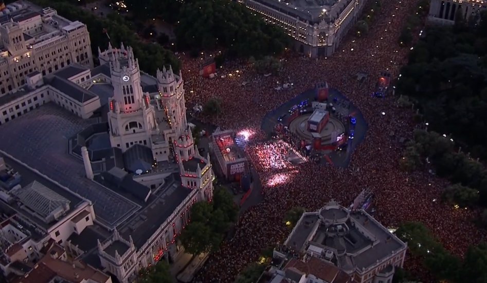 Multitud de personas celebrando la victoria de la selección española en Madrid