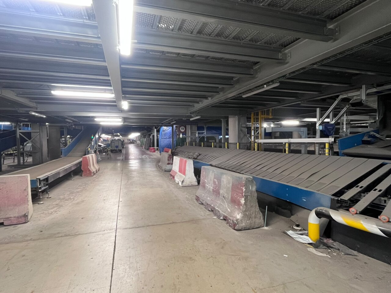 Estado del patio de equipajes en el Aeropuerto de Palma con condiciones inadecuadas.