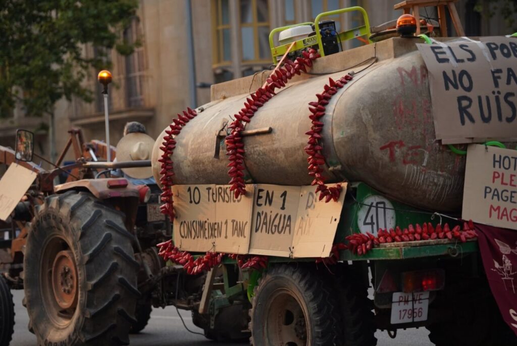 Tractor con pancartas en la manifestación antiturismo en Palma