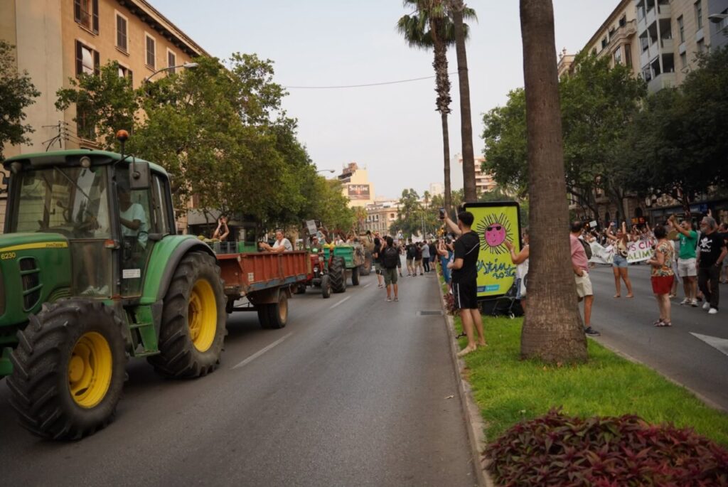 Manifestación antiturismo en Palma con tractores y ciudadanos participando.