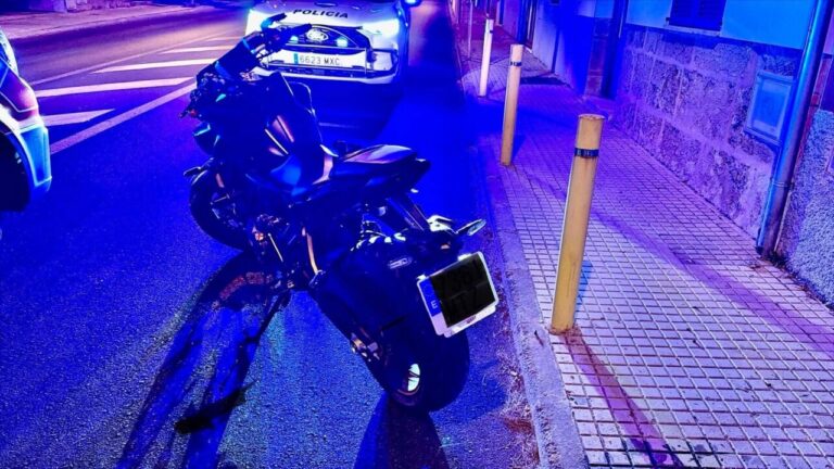 Un motorista sin carné se estrella contra una vivienda en Alcúdia y deja herida grave a su acompañante