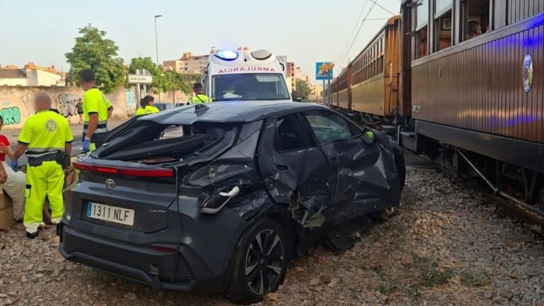Herida una mujer tras chocar su coche contra el tren de Sóller