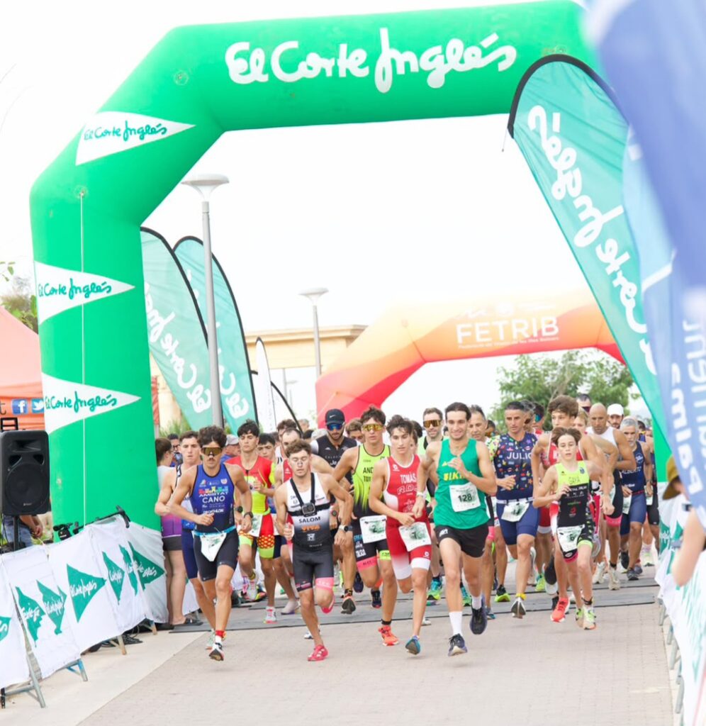 Participantes corriendo en el acuatlón Ciutat de Palma bajo arcos de meta