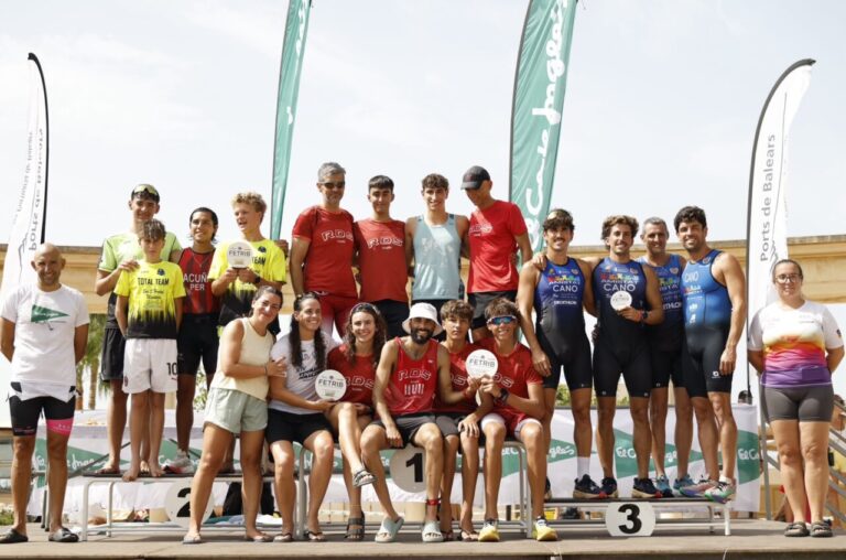 Grupo de ganadores del acuatlón Ciutat de Palma en el podio