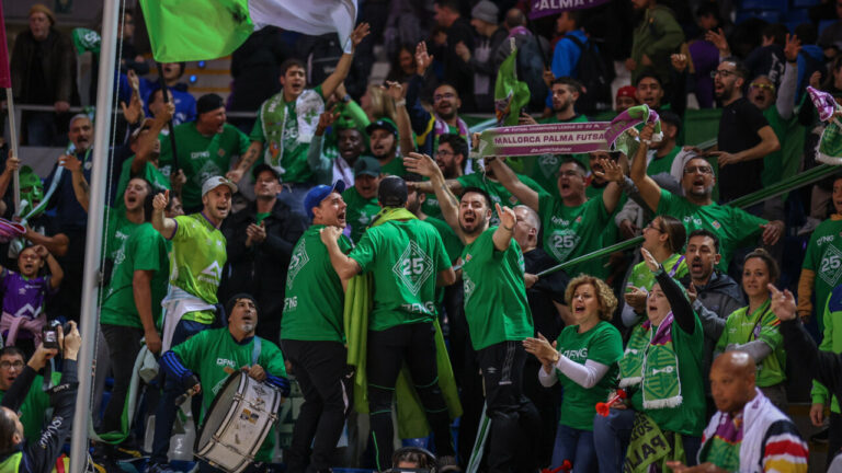 Aficionados del Illes Balears Palma Futsal animando en un partido
