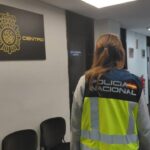 Agente de la Polic&iacute;a Nacional de espaldas en el distrito centro
