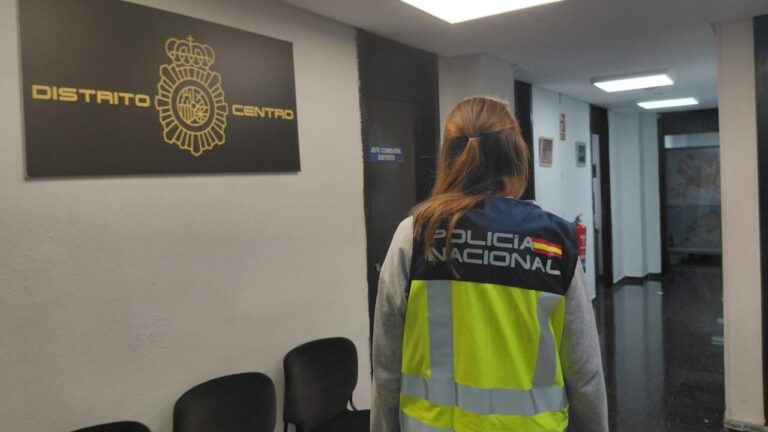 Agente de la Polic&iacute;a Nacional de espaldas en el distrito centro