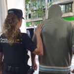 Agentes de la Policía Nacional deteniendo al dueño de un restaurante