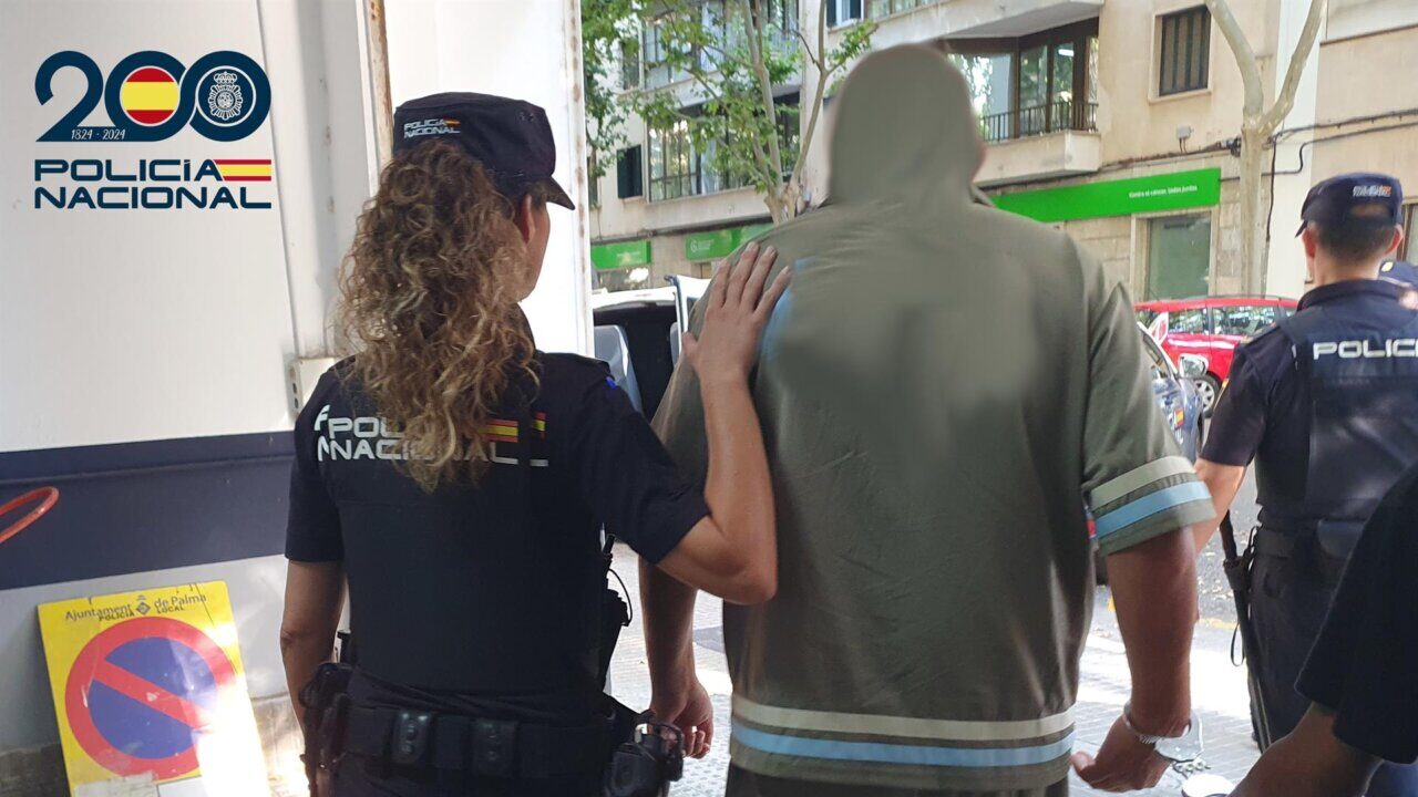 Agentes de la Polic&iacute;a Nacional deteniendo al due&ntilde;o de un restaurante