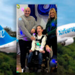 Niño en silla de ruedas con adultos en un evento de Air Europa