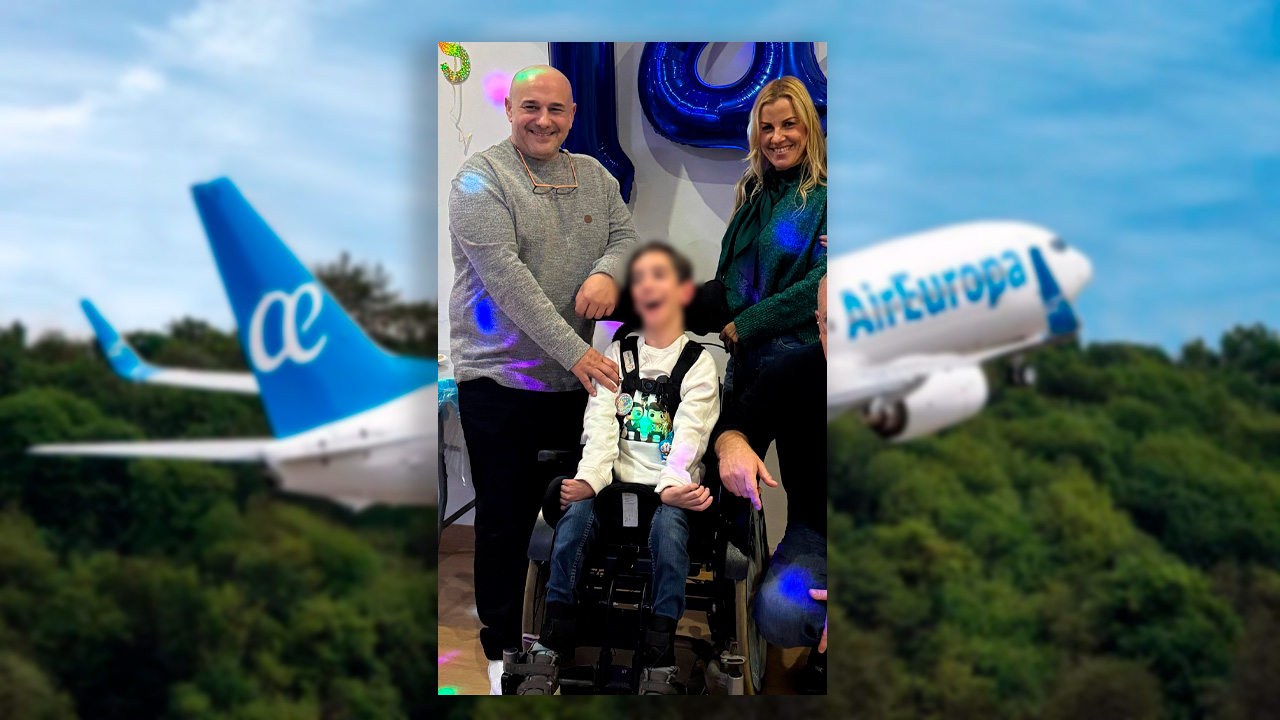 Ni&ntilde;o en silla de ruedas con adultos en un evento de Air Europa