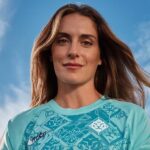Alexia Putellas con camiseta del London City Lionesses bajo un cielo azul