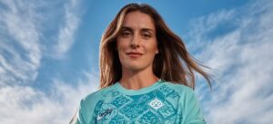 Alexia Putellas con camiseta del London City Lionesses bajo un cielo azul
