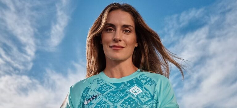 Alexia Putellas con camiseta del London City Lionesses bajo un cielo azul