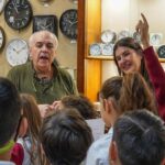 Alumnos de Palma participan en un taller sobre comercio local con un comerciante.