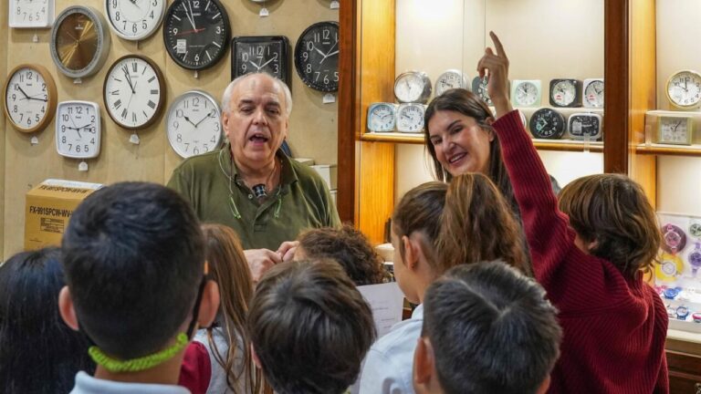 Alumnos de Palma participan en un taller sobre comercio local con un comerciante.