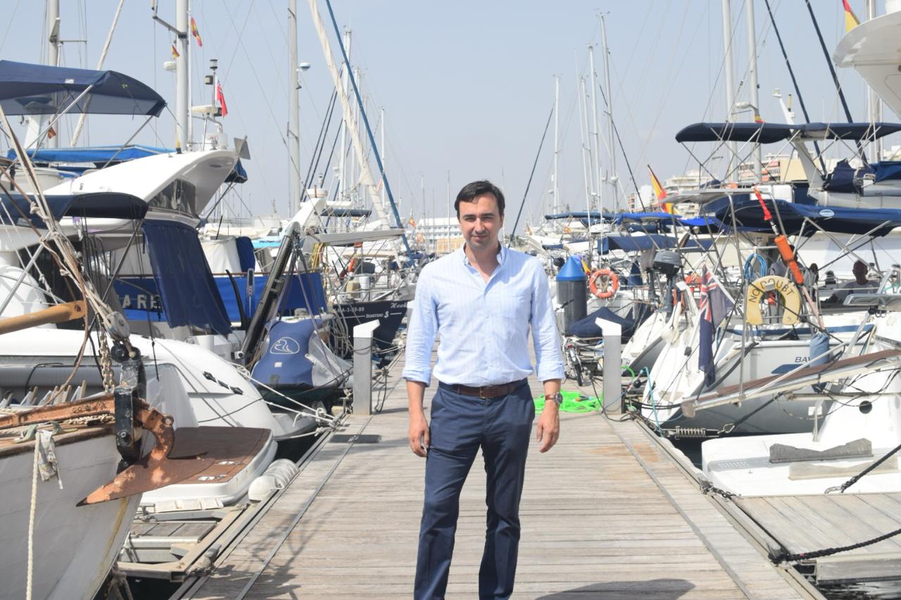 &Aacute;lvaro Garc&iacute;a de Polavieja en un puerto rodeado de embarcaciones