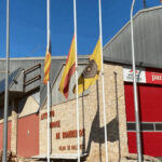 Fachada del antiguo parque de bomberos de Son Castelló con banderas