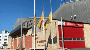 Fachada del antiguo parque de bomberos de Son Castelló con banderas