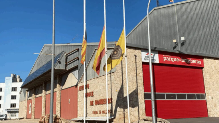 Fachada del antiguo parque de bomberos de Son Castell&oacute; con banderas
