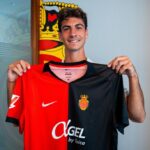 Antoniu Roca posando con la camiseta del Mallorca en la Ciudad Deportiva