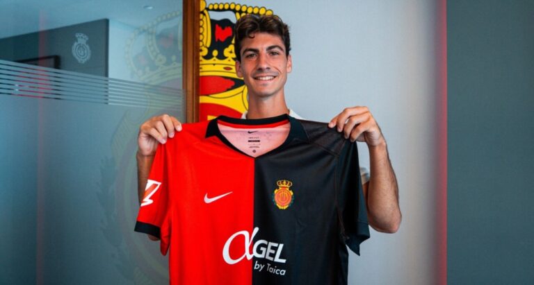 Antoniu Roca posando con la camiseta del Mallorca en la Ciudad Deportiva
