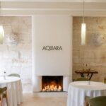 Interior del restaurante Aquiara con mesas y decoración elegante