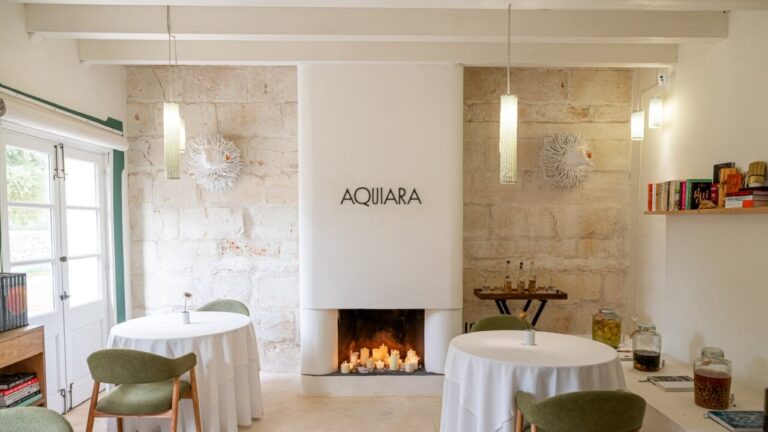Interior del restaurante Aquiara con mesas y decoración elegante