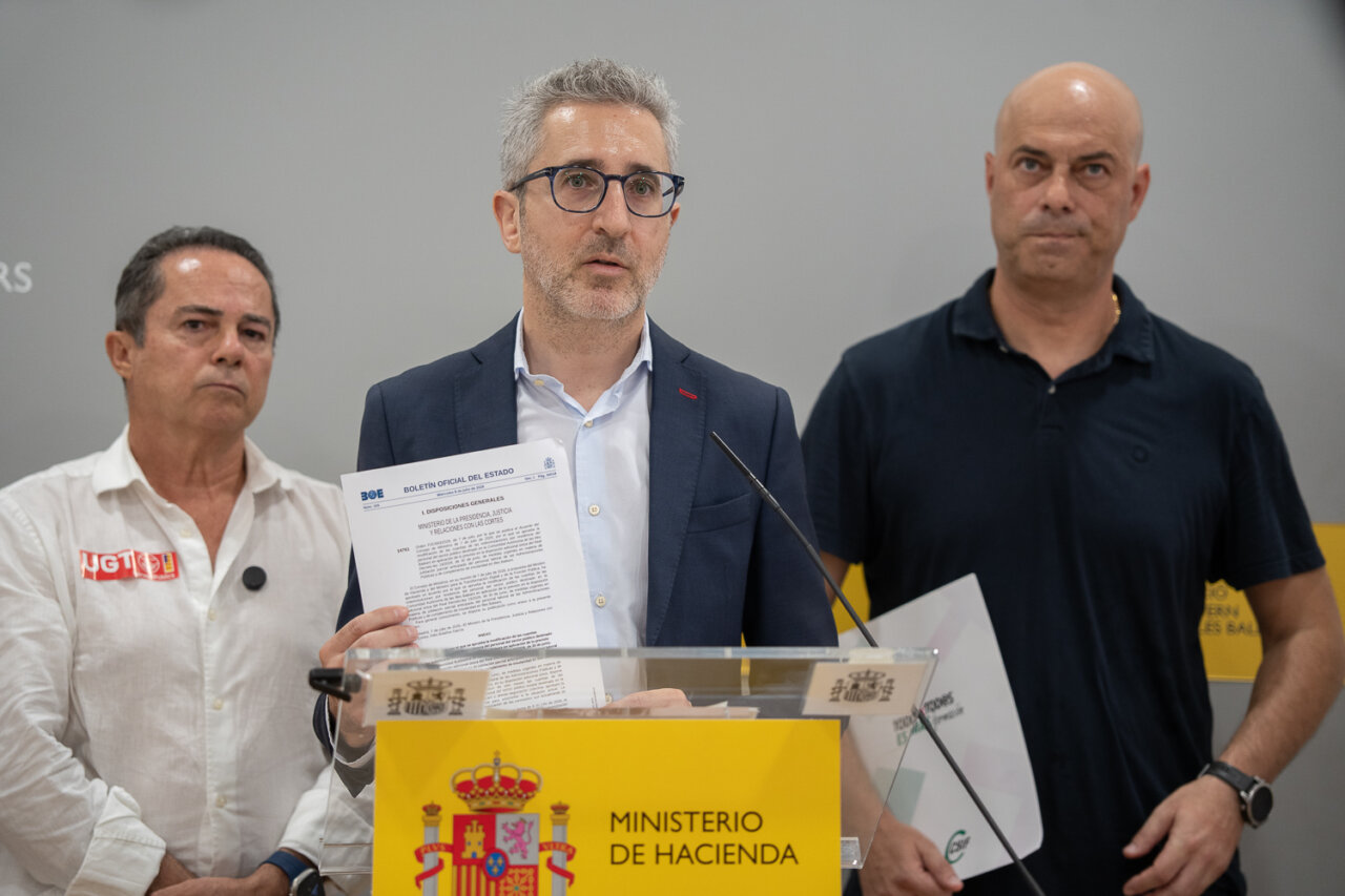 Conferencia de prensa con Arcadi Espa&ntilde;a y otros participantes