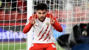 Arnau Puigmal celebrando un gol con el Almería en un partido de fútbol
