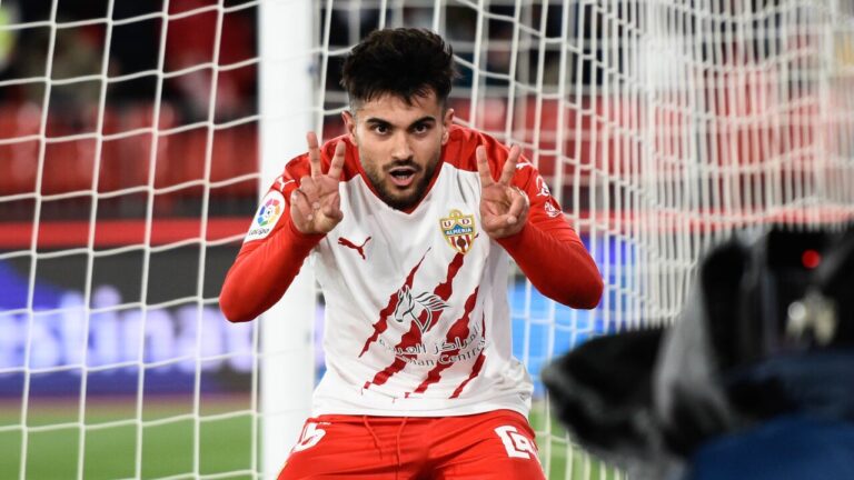 Arnau Puigmal celebrando un gol con el Almería en un partido de fútbol