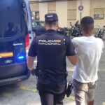 Policía Nacional arrestando a un joven en Palma tras un apuñalamiento