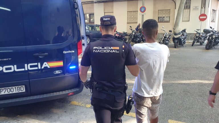 Policía Nacional arrestando a un joven en Palma tras un apuñalamiento