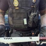 Policía Nacional mostrando un machete confiscado en Palma