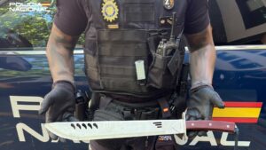 Polic&iacute;a Nacional mostrando un machete confiscado en Palma