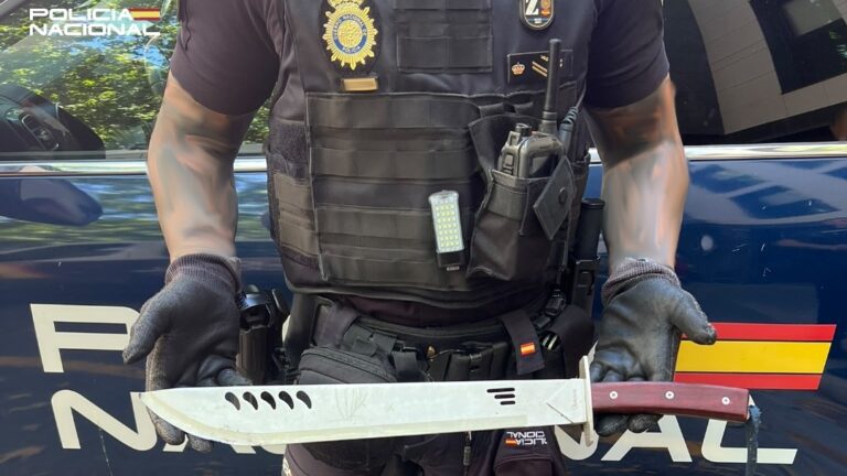 Policía Nacional mostrando un machete confiscado en Palma