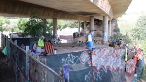 Asentamiento improvisado bajo el puente de Sa Riera en Baleares.