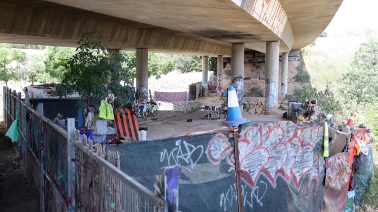 Asentamiento improvisado bajo el puente de Sa Riera en Baleares.