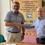 Dos hombres estrechando manos en un acuerdo de colaboraci&oacute;n