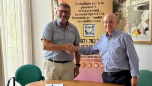 Dos hombres estrechando manos en un acuerdo de colaboraci&oacute;n