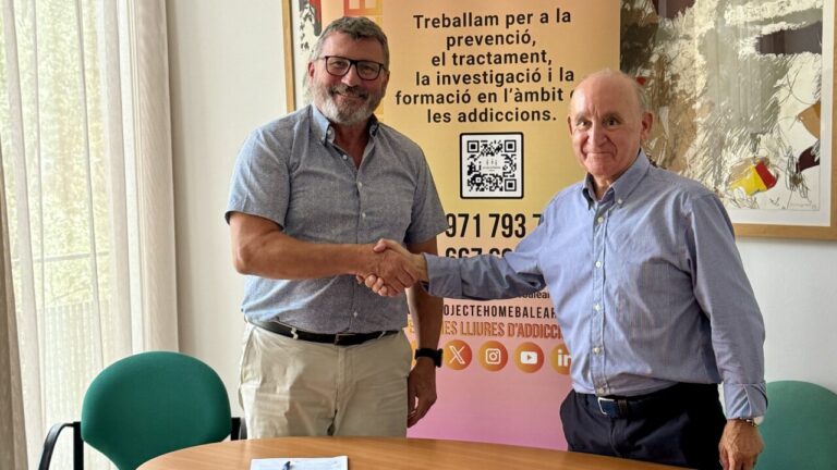 Dos hombres estrechando manos en un acuerdo de colaboración